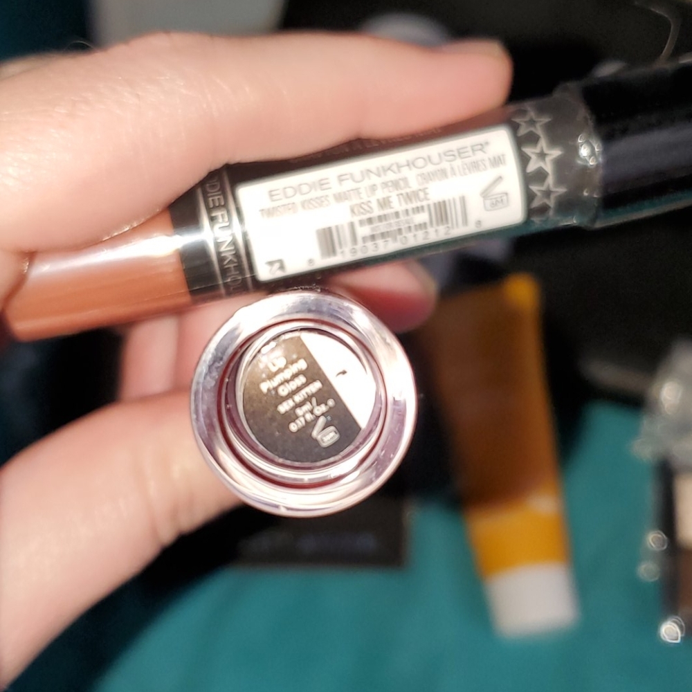 Beauty Bundle: Cover FX, Wander, Chella, Iconic - Picture 3 of 3